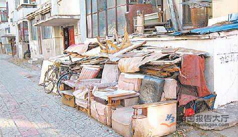 城市居民废旧家具无处扔：处理成难题
